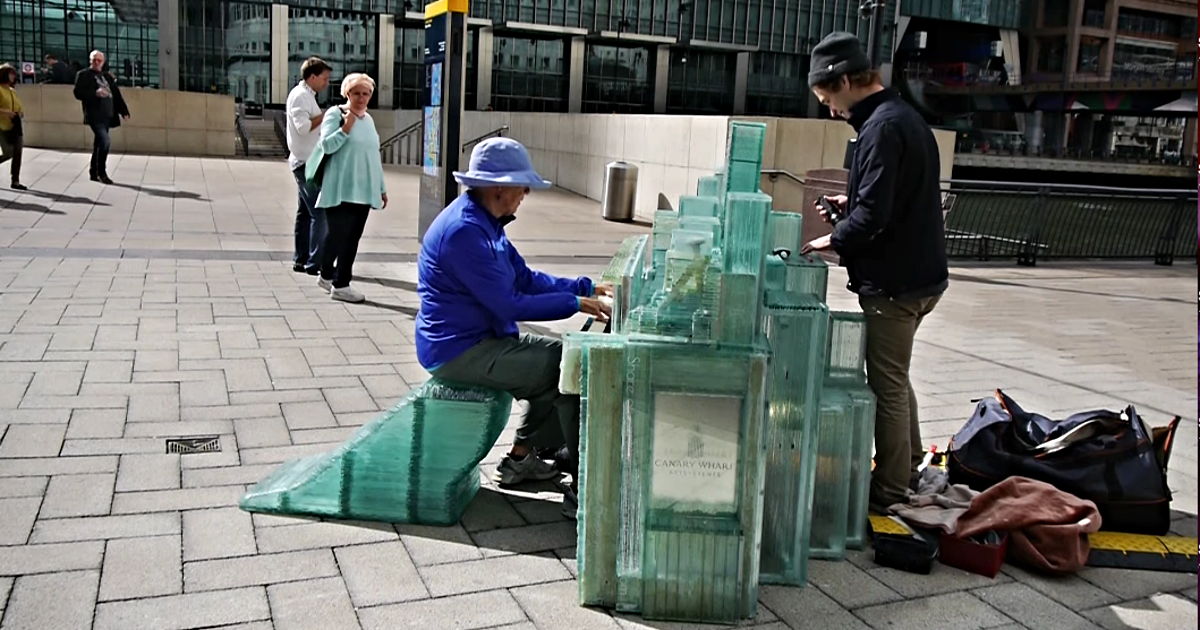 glass-piano-in-london1.jpg