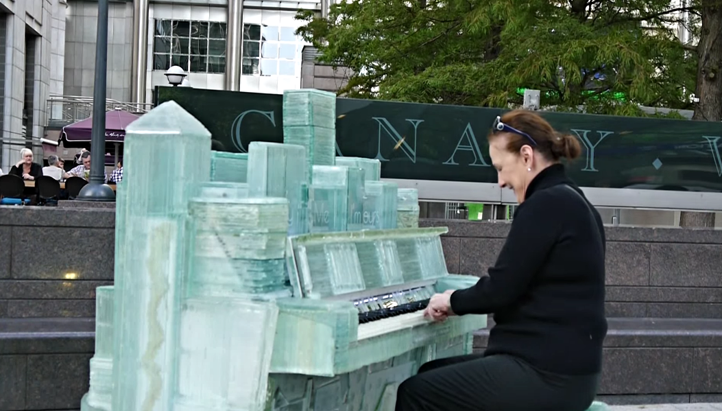 glass-piano-in-london2.jpg