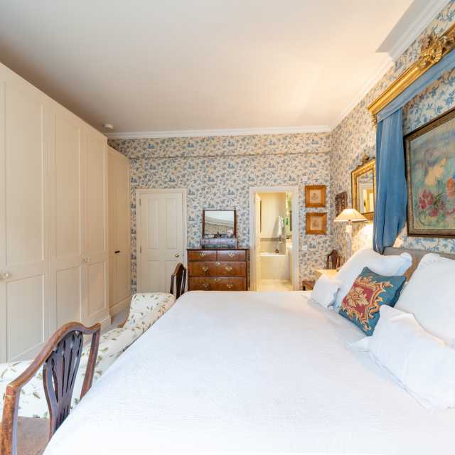 3 bedroom mews house in Chelsea near The Thames with parking A Place