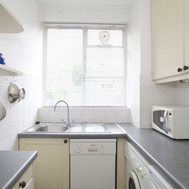 great-base-just-off-the-fashionable-area-on-fulham-road-a-place-like-home